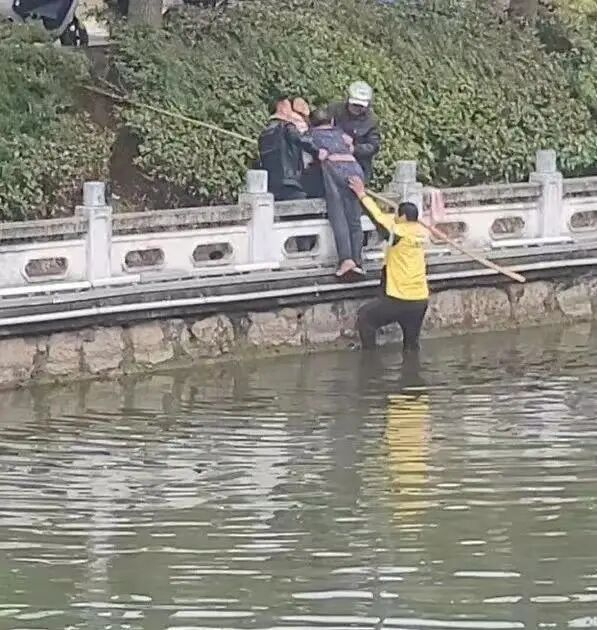 外卖小哥严小兵 图片来源：交汇点新闻