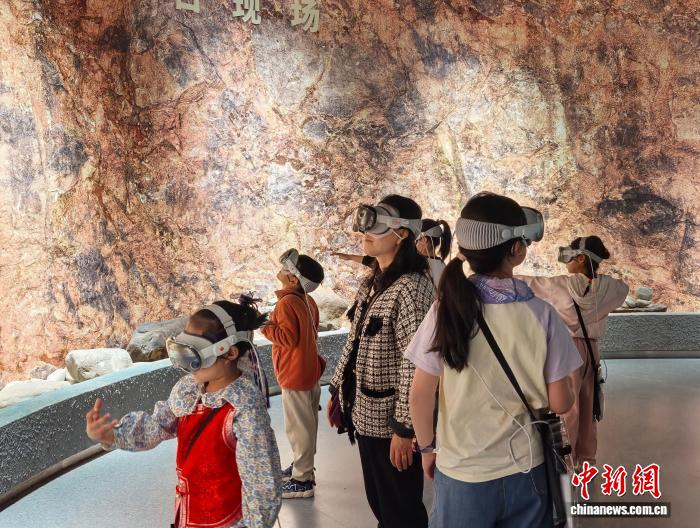 游客在贺兰山岩画景区体验VR眼镜。　银川市官方供图 