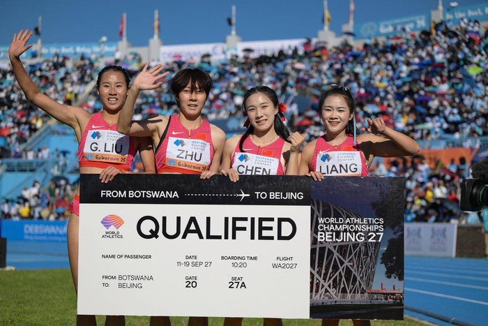 2026年5月2日，中国队女子4X100米接力队刘国怡、朱俊颖、陈妤颉、梁小静（从左至右）在赛后庆祝。新华社记者 杨光 摄
