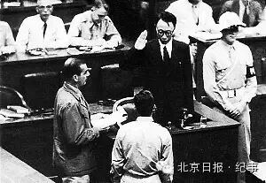 溥仪在证人席上宣誓。