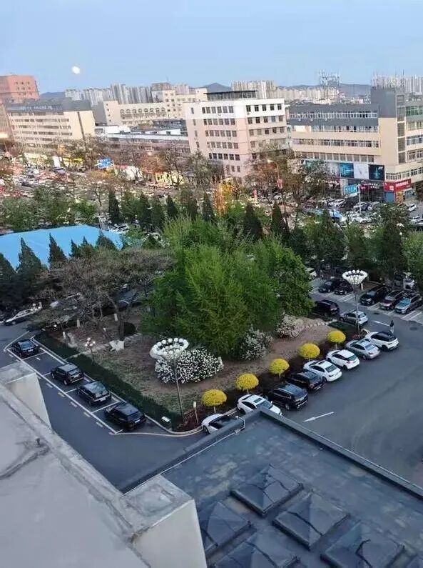 锦州市委大院为方便游客，开放免费停车。