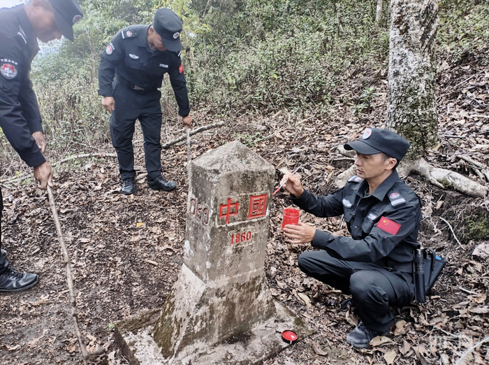 孟连194联防队员在山林中维护界碑（央广网发  孟连县政法委供图）