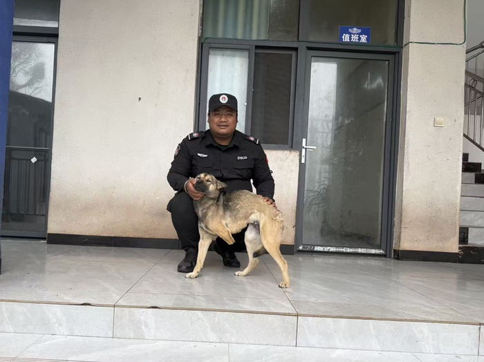 193佤族联防员岩白勒和退役警犬（央广网发  孟连县政法委供图）