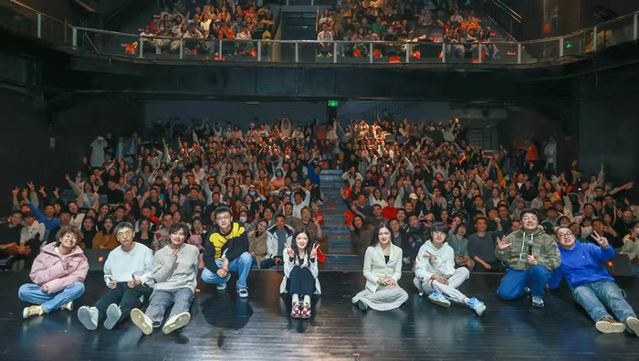 重演时代艺术中心小剧场内，剧组演员与现场观众合影。新华网发