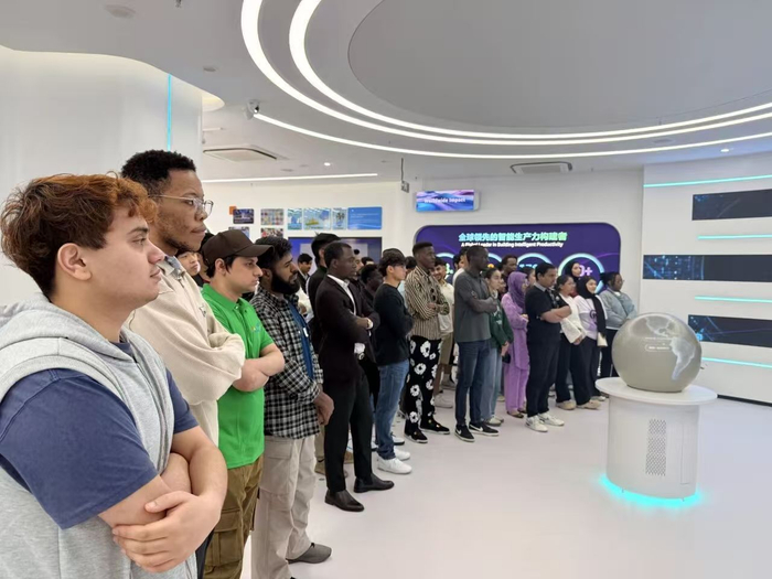 南京航空航天大学国际教育学院80余名师生走访中国（南京）软件谷企业——浩鲸科技。