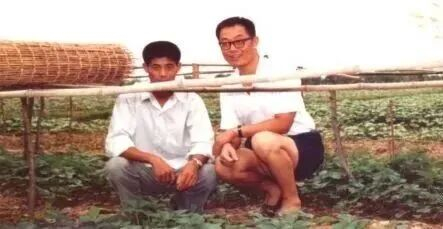 20世纪80年代，赵亚夫指导农户种草莓（图片来源于金山网）