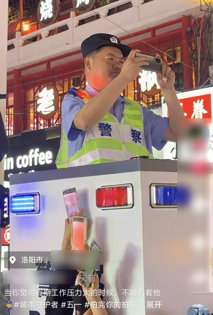 　现场警务人员为游客拍视频（图源：网络）