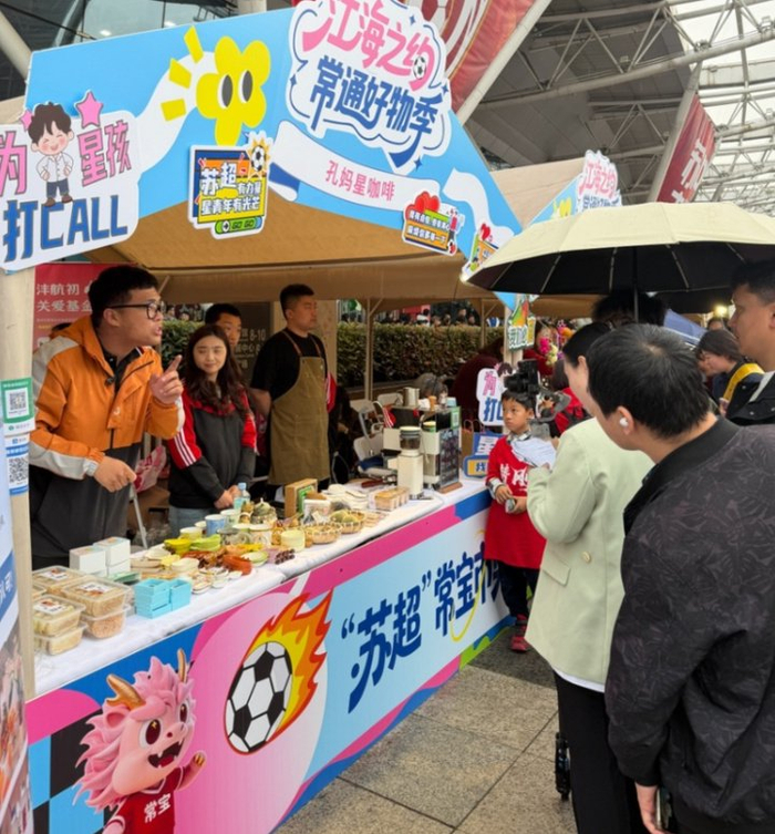 左一为冯金垚。图源：常州市残联