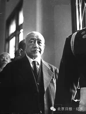 土肥原贤二被带上法庭。