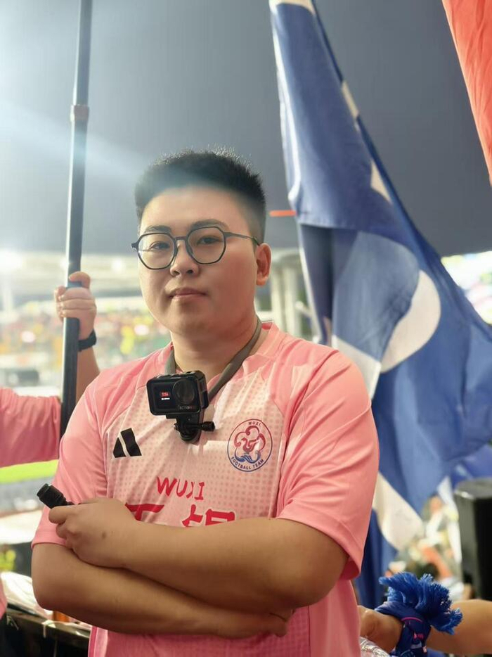 图为李陈皛旭在看台上。