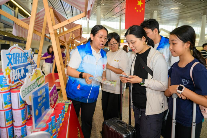 阳光海南旅游志愿服务队志愿者与游客互动。主办方供图