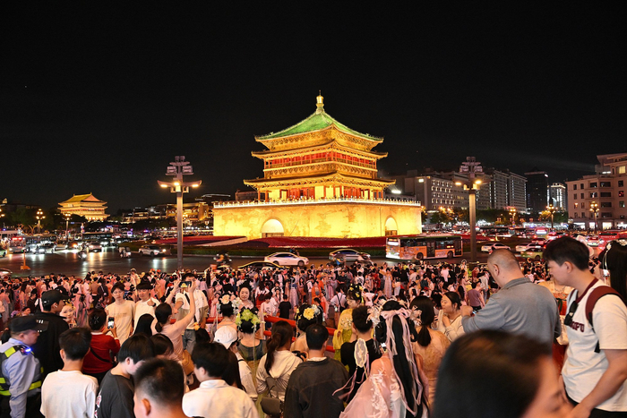2026年5月4日，五一假期临近尾声，西安钟楼景区游人如织，热度不减。