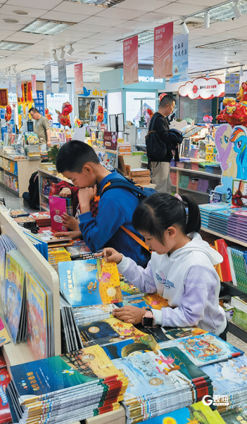 5月4日，在青岛书城，读者或沉浸在书海中，或挑选心仪的图书。王雷 摄