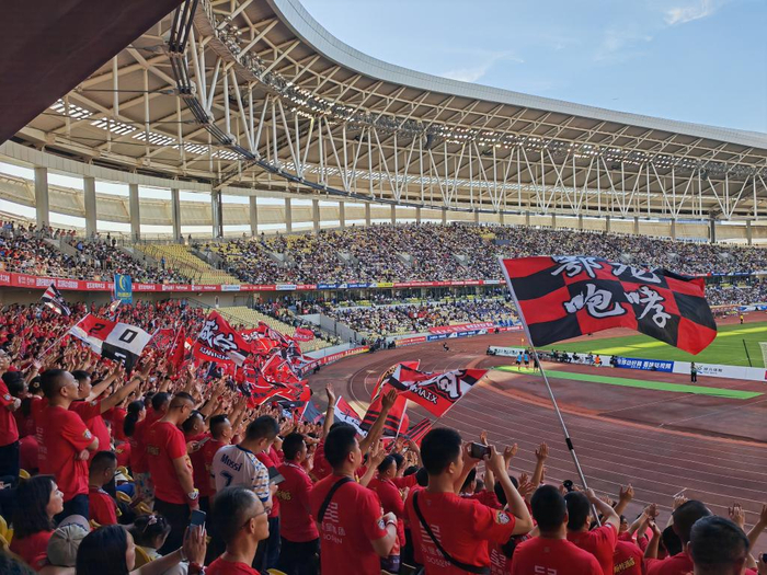 5月4日，观众在武汉五环体育中心看球。新华社记者 乐文婉 摄
