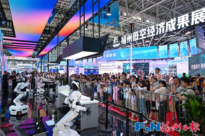 数字峰会现场体验区吸引众多观众。池远 摄