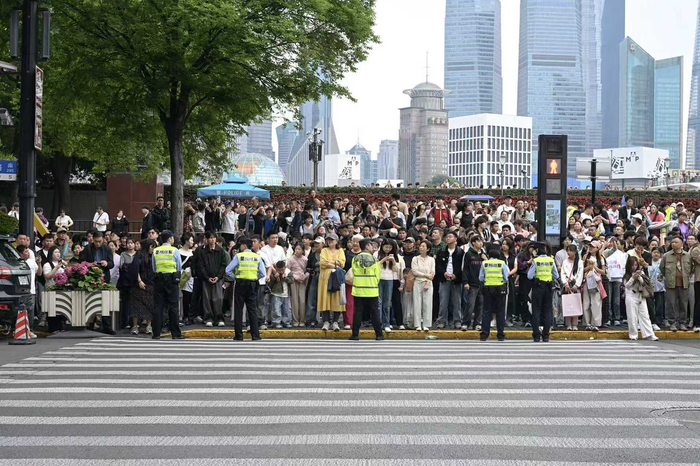 “五一”假期上海外滩游客。受访者供图