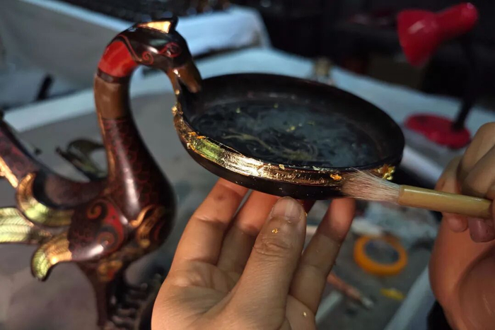 湖北省荆州市，国家级非遗项目楚式漆器传承人匠心研艺，制作楚式漆器。来源：视觉中国