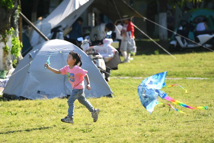 5月4日，东湖绿道草长莺飞，市民游客来到湖边野餐、露营。长江日报记者高勇 摄