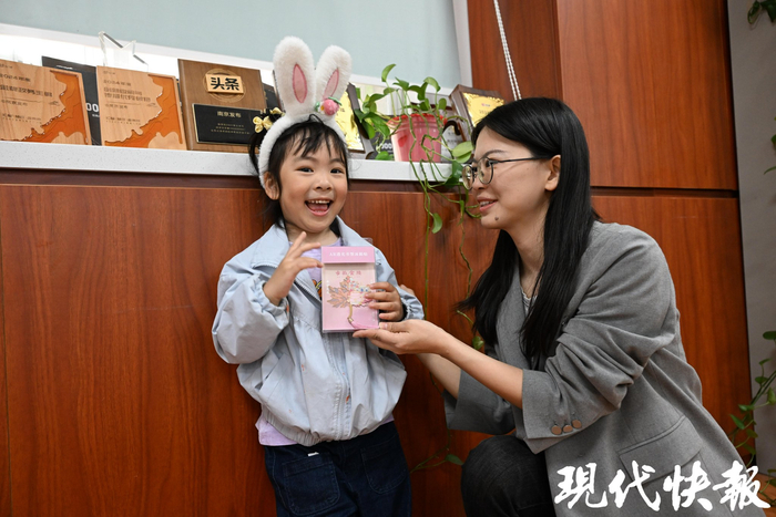 现代快报送上梧桐叶造型书签冰箱贴