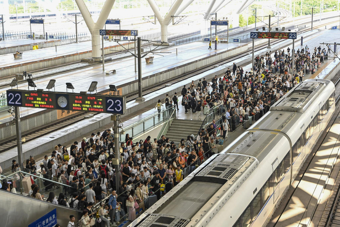 4月30日，旅客在广州南站乘车出行。中新社记者 陈骥旻 摄