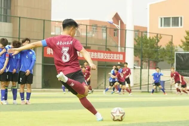 　　内蒙古自治区第十三届大学生运动会足球赛项比赛中。