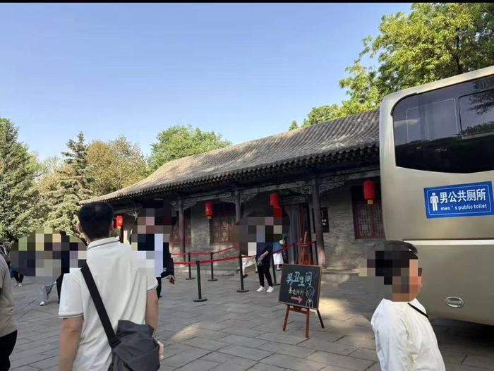 　网友拍下的临时卫生间（受访者供图）