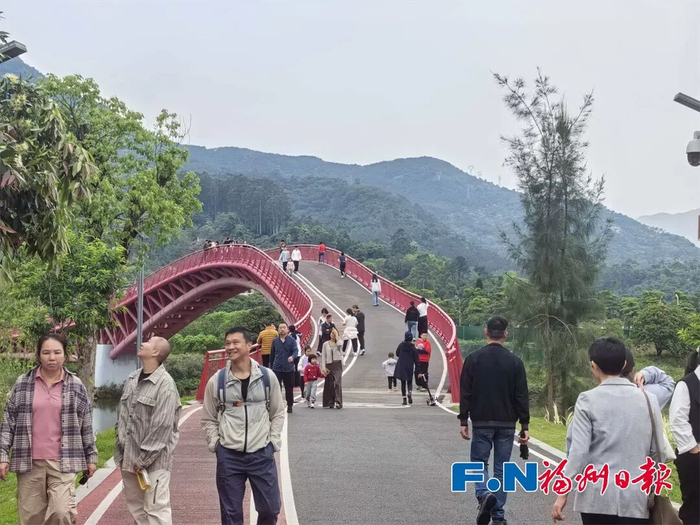 游客在旗山湖公园享受悠闲假期。石美祥 摄