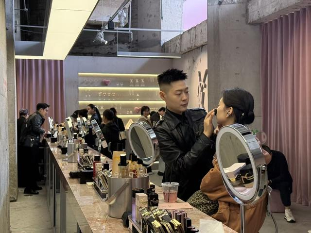 YSL快闪店内，专业化妆师为消费者提供试妆服务。叶宇摄
