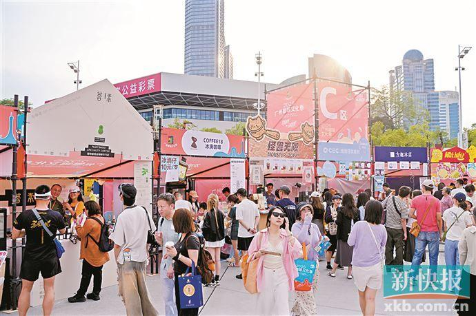 ■5月1日，2026广州咖啡文化季在天河体育中心南广场盛大启幕，吸引了众多市民游客。 新快报记者 郭思杰/摄