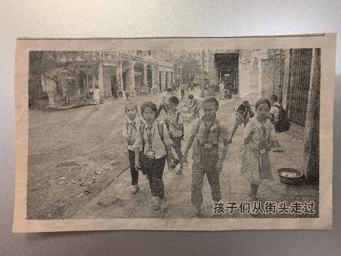 孩子们走在骑楼老街街头。（海南日报全媒体记者刘晓惠翻拍，照片摄于2006年前后）
