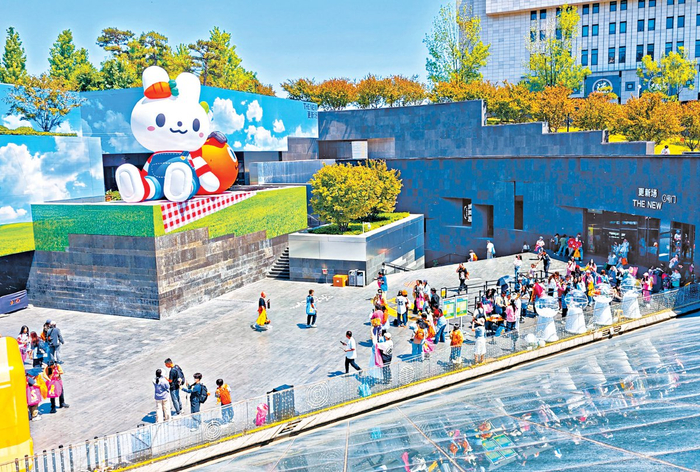 　　“五一”假期的北京，因密集的大型音乐现场跃动着年轻的热力。位于西单更新场的潮牌快闪迎来大量歌迷和游客。 本报记者 方非 摄