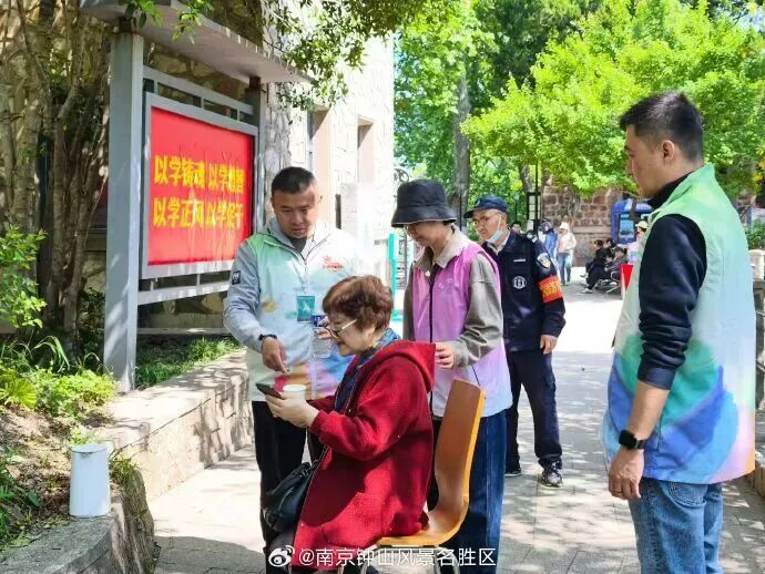 工作人员贴心陪护严女士
