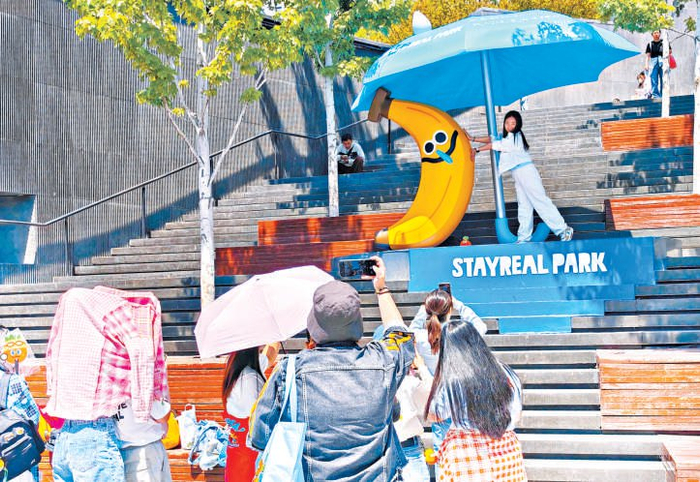 　　位于西单更新场的潮牌STAYREAL快闪——“拥抱公园”北京站，成为五月天歌迷的乐园。 本报记者 方非 摄