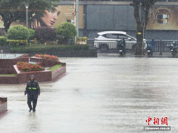 暴雨中的广州街道。王坚 摄