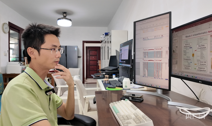 陈程杰研究员介绍TBtools软件的功能和使用方法（央广网记者  陶淦  摄）