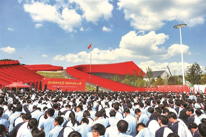 贵阳市白云兴农中学1600余名学生在贵州长征文化数字艺术馆（“红飘带”）举办“成人礼”。 贵州日报天眼新闻记者 邓刚 摄