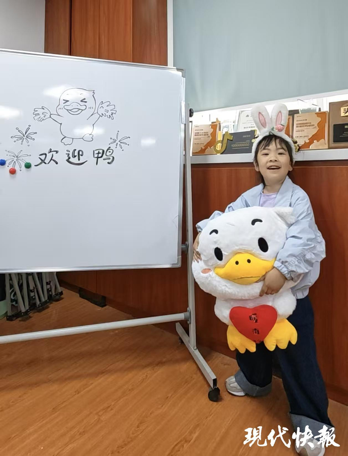 小朋友收到“布布鸭”