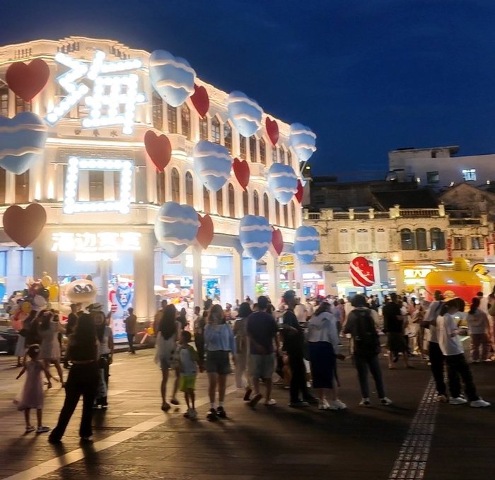 5月2日，入夜后的海口骑楼老街依旧人气旺盛。海南日报全媒体记者刘晓惠 摄