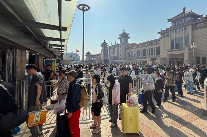 北京站，旅客出站后排队乘坐地铁。新京报记者 王贵彬 摄