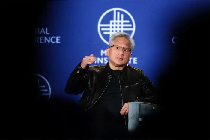 黄仁勋在第29届米尔肯研究院全球峰会上发言。