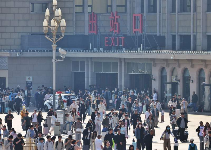 北京站出站口，返京旅客有序出站。新京报记者 王贵彬 摄