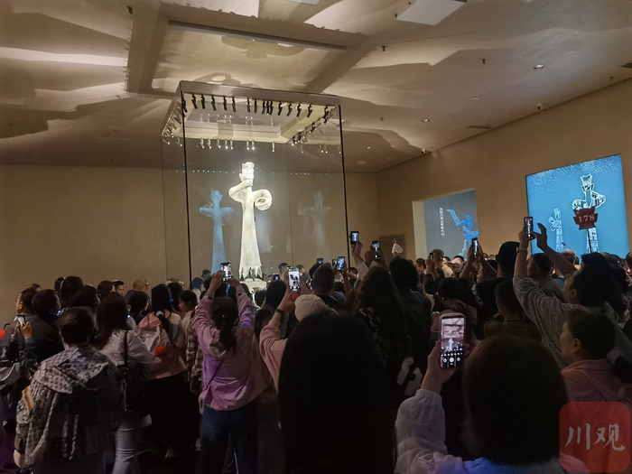 三星堆博物馆内观众竞相打卡（陈碧红 摄）