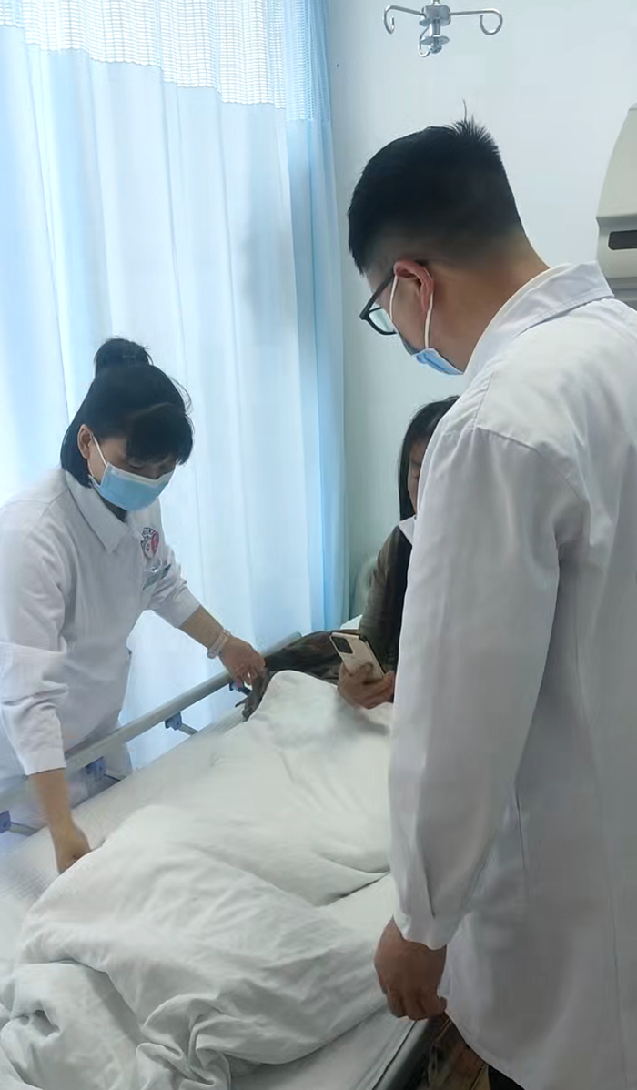医生在询问伤者情况。