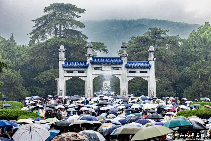 5月2日，中山陵景区客流如织