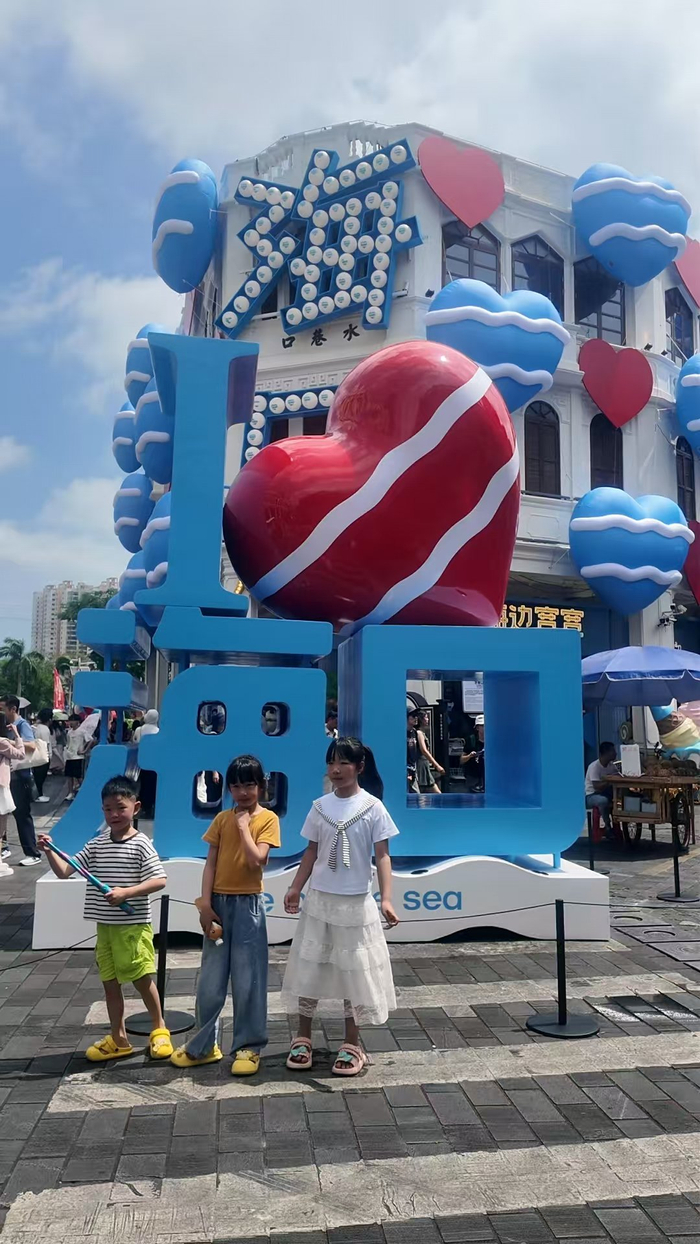 5月2日，孩子们在骑楼老街的打卡装置前拍照。骑楼老街里的琼剧主题茶馆。海南日报全媒体记者刘晓惠 摄