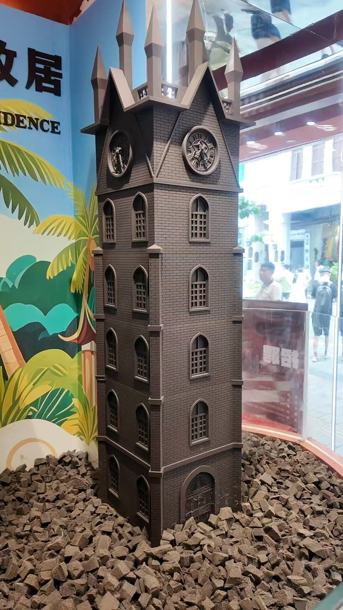 在骑楼老街一家小店里，巧克力制成的海口地标性建筑钟楼。海南日报全媒体记者刘晓惠 摄