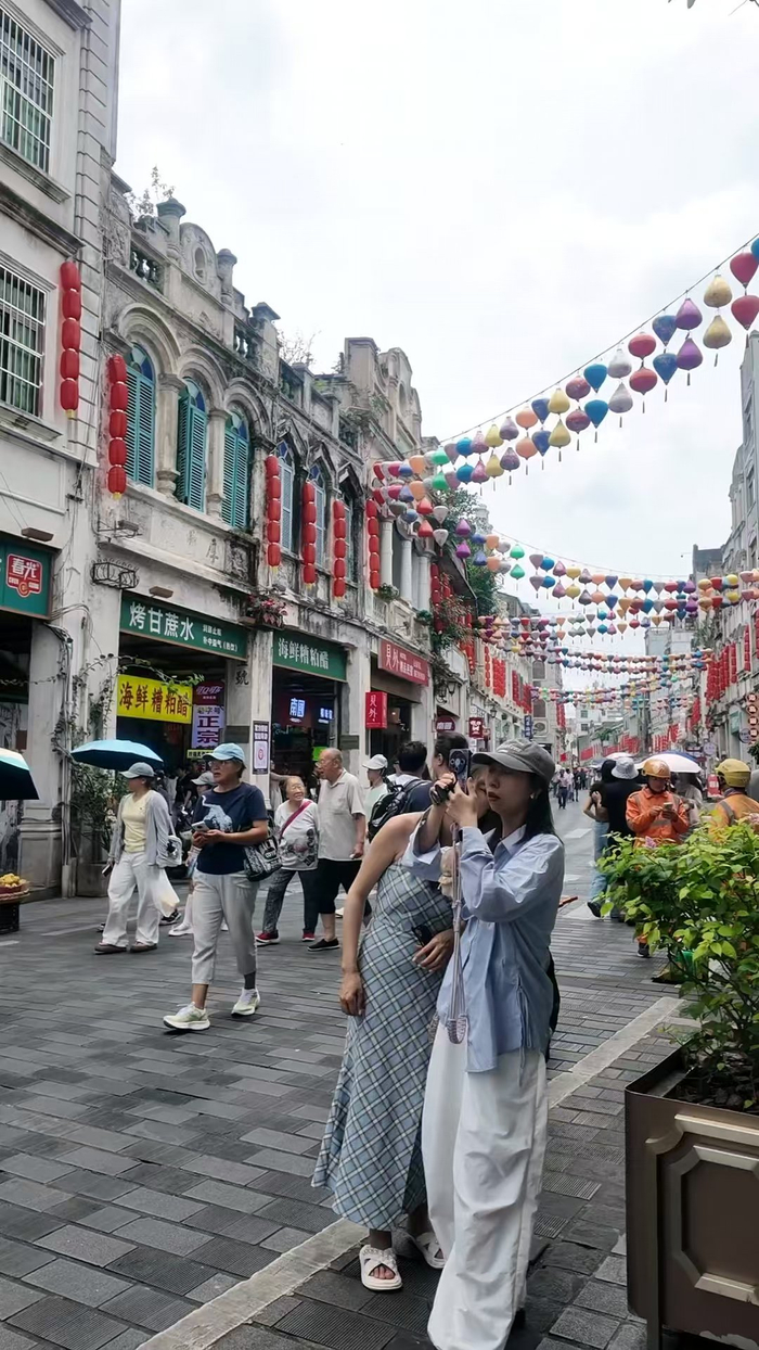 5月2日，海口骑楼老街人流如织。骑楼老街里的琼剧主题茶馆。海南日报全媒体记者刘晓惠 摄