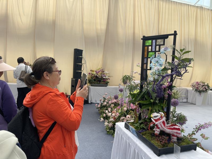 5月1日，北京国际花展，游客们拍照打卡。新京报记者 吴婷婷 摄