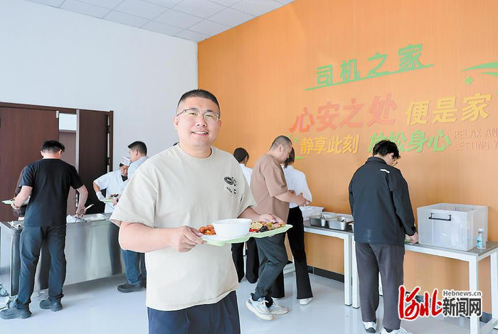 4月30日，在交投时代·冀通能源谷充电站服务中心餐饮区，货车司机准备就餐。 河北日报记者 霍艳恩摄