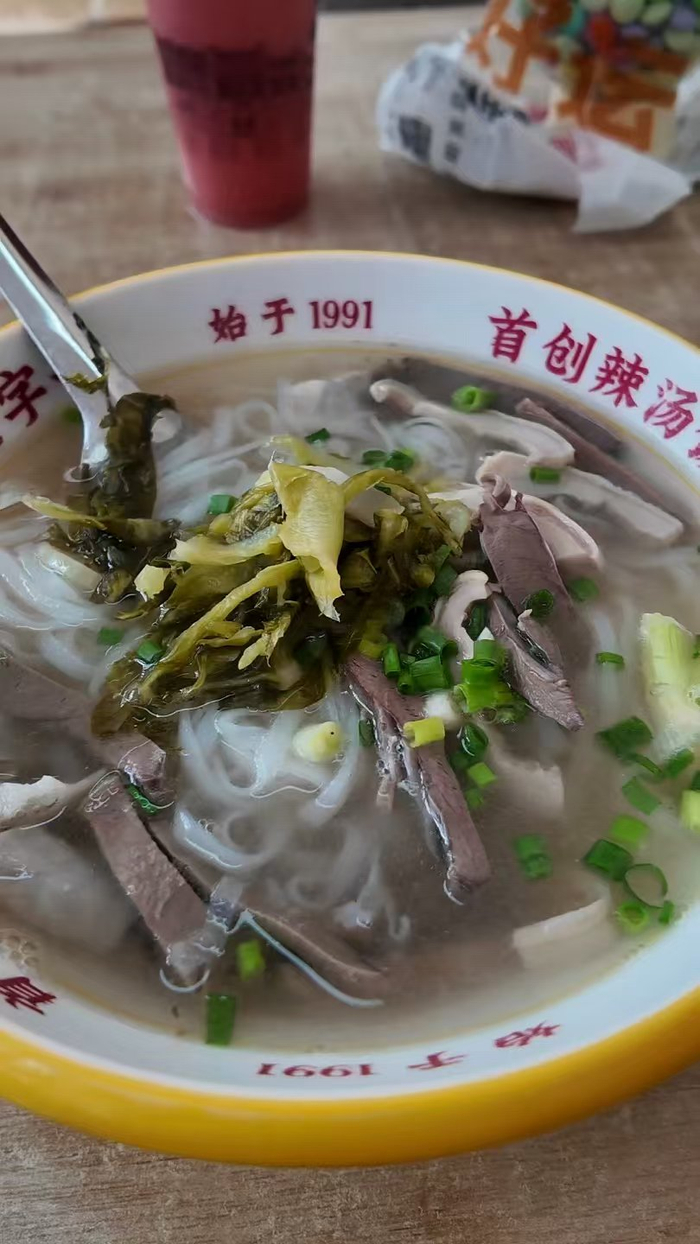 骑楼老街美食辣汤粉。海南日报全媒体记者刘晓惠 摄